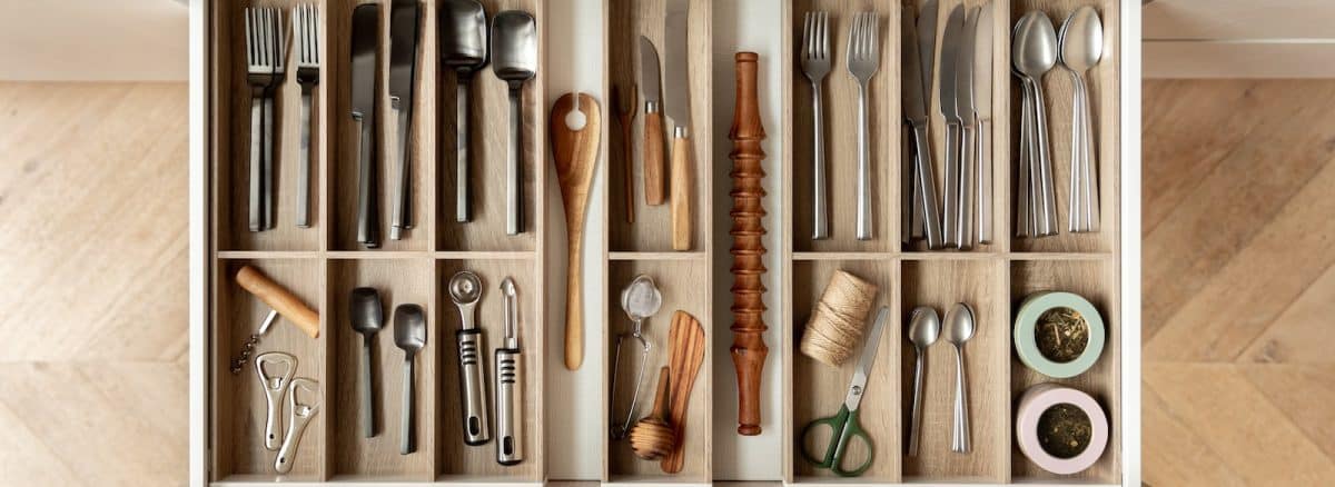 a drawer filled with different types of utensils