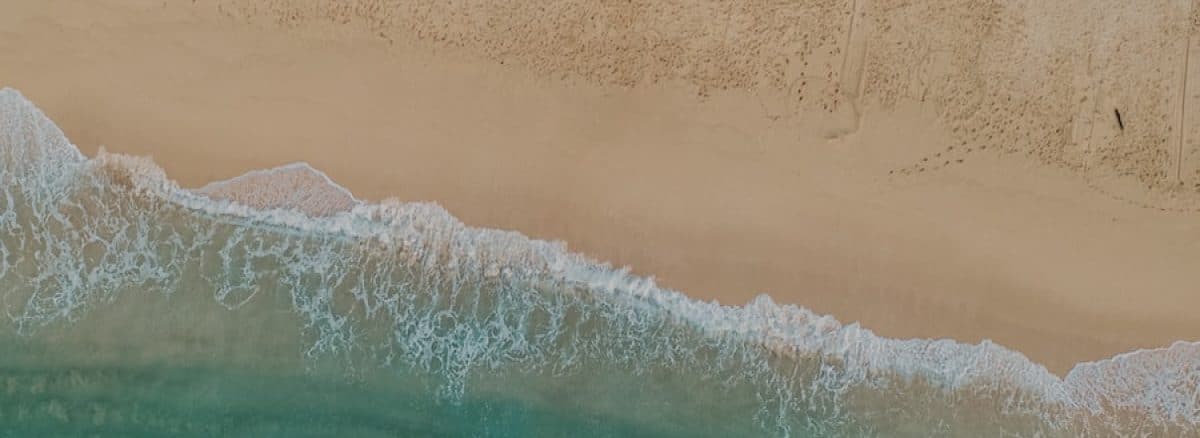 a group of boats sitting on top of a sandy beach